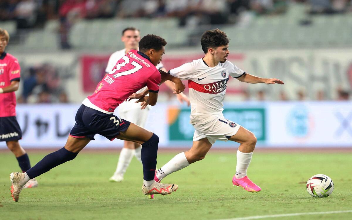 Vitinha en un forcejeo con Nelson Ishiwatari del Cerezo Osaka. (EFE)