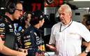 Checo charla con Helmut Marko durante una competencia.