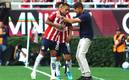 El canterano de las Chivas recibe indicaciones de Veljko Paunovic. Foto: (Imago7)