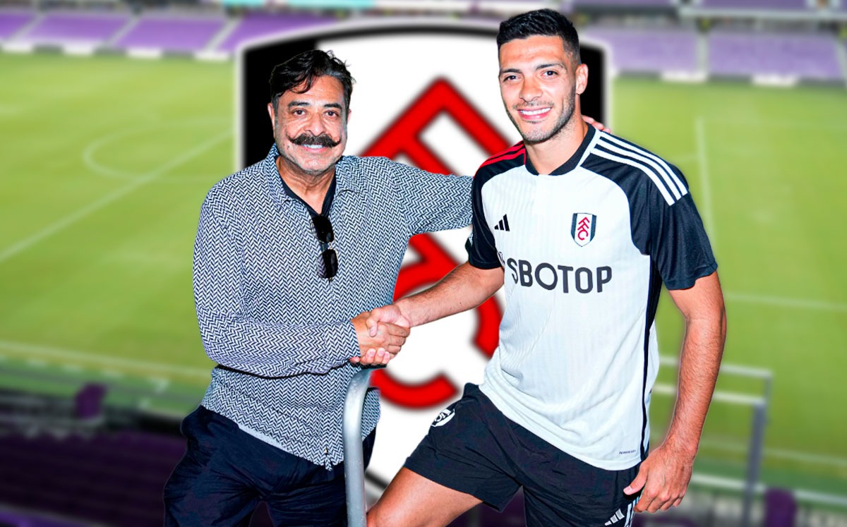 Shahid Khan con el mexicano Raúl Jiménez. (Especial)