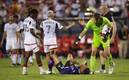 Los jugadores de Dallas festejan, mientras un mazatleco está tendido en el césped desconsolado. Foto: (Mexsport)