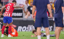 Niño cae al césped y la persona de seguridad cae cerca de los pies de Memphis Depay. (Foto: Mexsport)