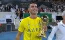 CR7, feliz con el trofeo del Campeonato de Clubes Árabes que ganó con el Al Nassr. Foto: (Especial)