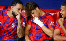 Depay y Joao Félix durante el Atleti vs. Granda. (EFE)