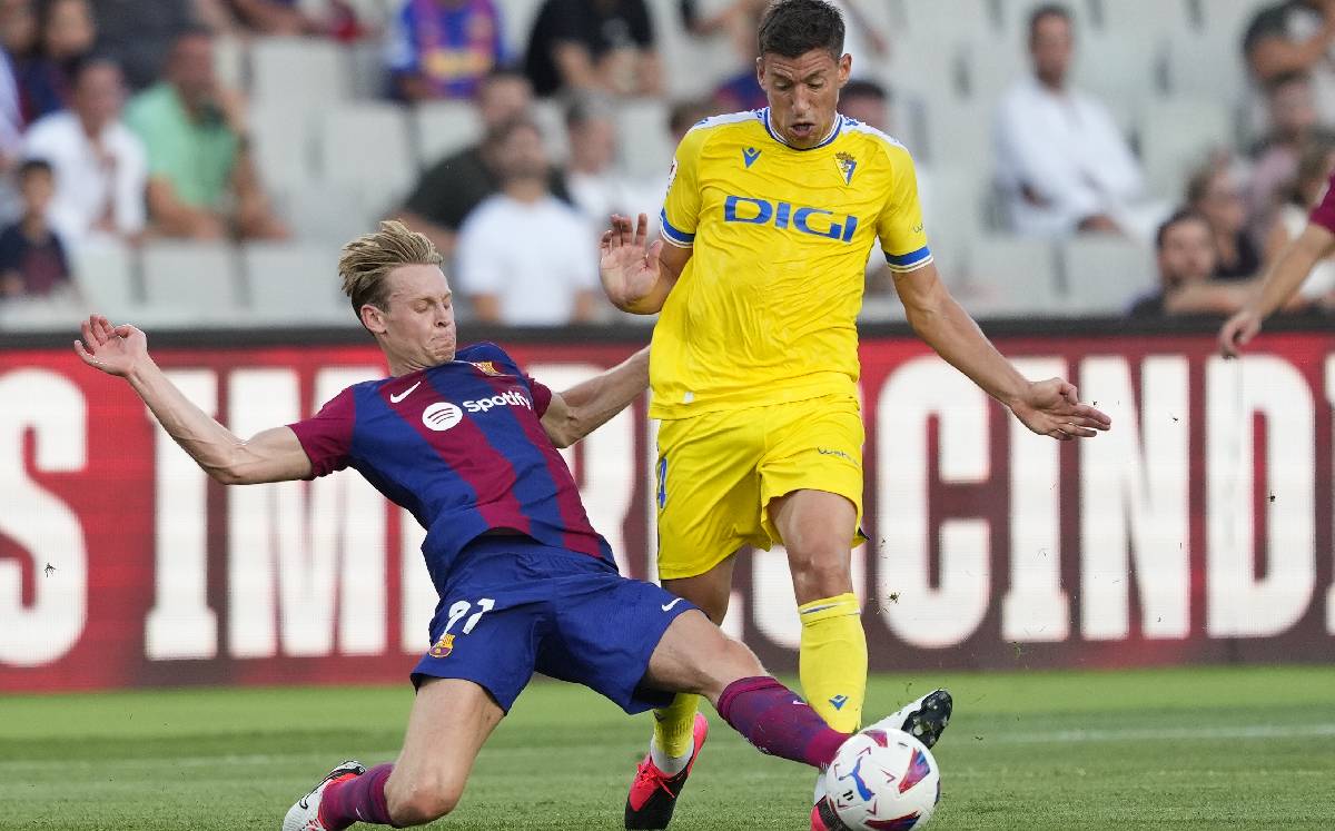 De Jong, en su nueva labor de defensa central, trata de quitarle el balón a Rubén Alcaraz. Foto: (EFE)