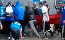 Los aficionados no lograron ingresar con el ataúd al estadio. Foto: (Especial)