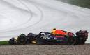Checo Pérez estuvo a punto ce quedar fuera de la carrera tras realizar un trompo por la pista mojada. Foto: (Reuters)