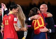 Jenni Hermoso (izq. ) y Rocío Gálvez, felicitada por Luis Rubiales. Foto: AFP