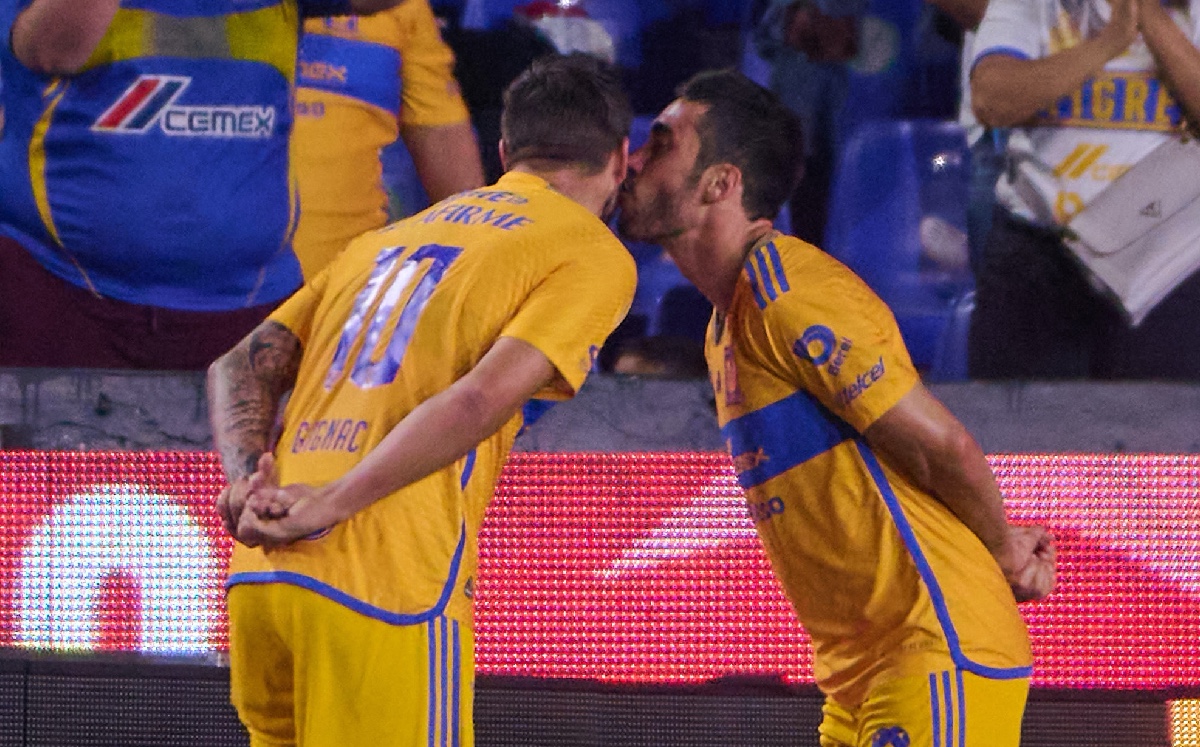 Gignac le pidió beso a Vigón en festejo de gol, ¡y se lo dio!