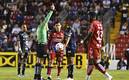 El zaguero de Querétaro perdió la cabeza con la agresión al jugador colombiano. Foto: (Especial)