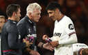 Edson Álvarez recibe indicaciones de David Moyes. (Foto: AFP)