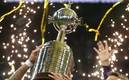 La gloria sudamericana en un trofeo (Reuters)