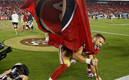 Nick Bosa plantando la bandera de los 49ers en su estadio tras vencer a Browns. (AFP)