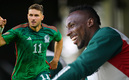 ¿Santiago Giménez junto a Julián Quiñones? (Fotos: Imago7 y @miselección)