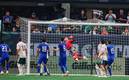 El portero del Tri no pudo desviar el balón en el remate de Uzbekistán al final del partido. Foto: (Mexsport)