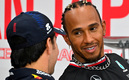 Hamilton y Checo Pérez tuvieron un curioso cruce. (Foto: AFP)