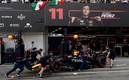 El RB19 de Checo es retirado de la pista (AFP)
