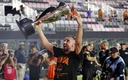 Héctor Herrera con la U.S. Open Cup. (Reuters)