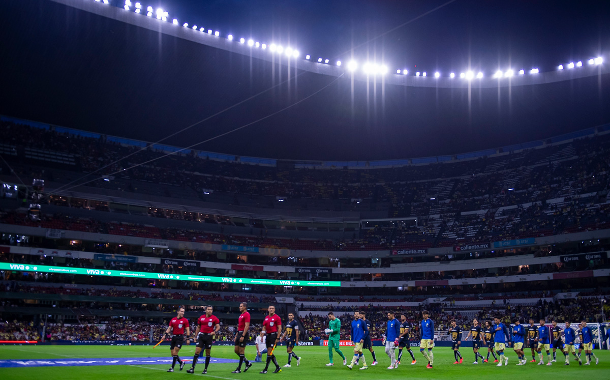 Afición de Pumas no obedece y arma ‘muro auriazul’ en el Azteca