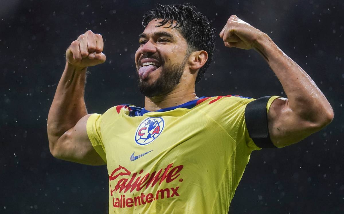 Henry Martín recibió sus tres Balones de Oro en manos de Mikel Arriola