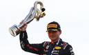 Max Verstappen levanta su trofeo en Italia. FOTO: Reuters.