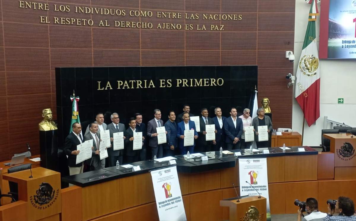 Senado entregó reconocimiento a 19 leyendas del futbol mexicano