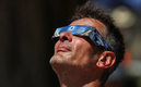 Algunas personas usaron protección para ver el eclipse, pero no era la adecuada. (Foto: Reuters)