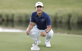 Tom Kim celebra el título que ganó este domingo. FOTO: AFP.