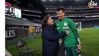 El Chucky Lozano le cumple sueño a aficionada antes de perder la vista