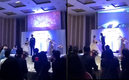 El novio expuso la infidelidad de su esposa en plena fiesta.