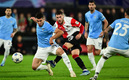 Santiago Giménez marcó doblete ante Lazio. (Foto: EFE)