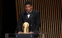 Bellingham, junto a su premio (EFE)