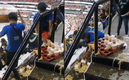 Al joven se le cayeron las sopas en el partido del América. (FOTO: Captura)