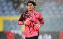 Memo Ochoa, calentando con Salernitana. FOTO: @OfficialUSS1919