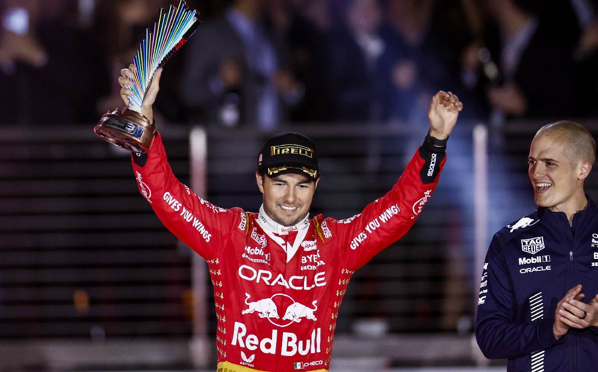 Checo celebra el podio que obtuvo en Las Vegas (EFE)