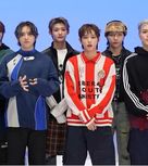 Harua, integrante de &Team utilizó una camiseta con el logo de las Chivas en un promocional de la agrupación. (@andTEAMofficial)