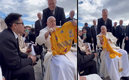El Papa recibió con gusto el jersey.