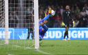 Luis Malagón le paró un penal a Bryan Rochez. (Foto: Imago7)