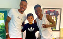El niño de 14 años junto a sus ídolos, Militao y Vinicius. (Foto: Diario de Valladolid)