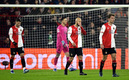 Santiago Giménez (izquierda) hizo un autogol. (Foto: EFE)