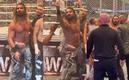 Seth Rollins tuvo que ser detenido por los elementos de seguridad (Captura)