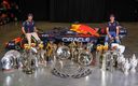 Checo y Max con los trofeos que ganaron entre ambos durante la temporada 2023. (Red Bull Racing)