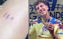Igor se tatuó la 14 en su pierna.