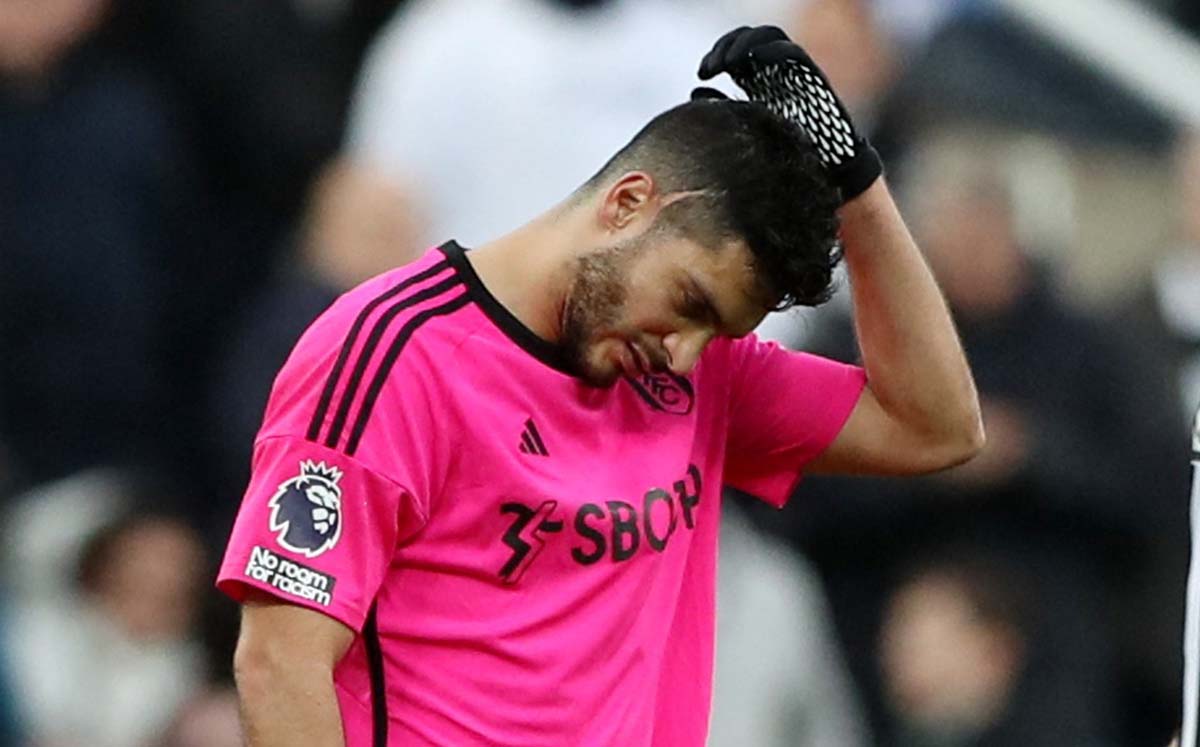 Raúl Jiménez fue expulsado en el Newcastle vs. Fulham (Reuters)