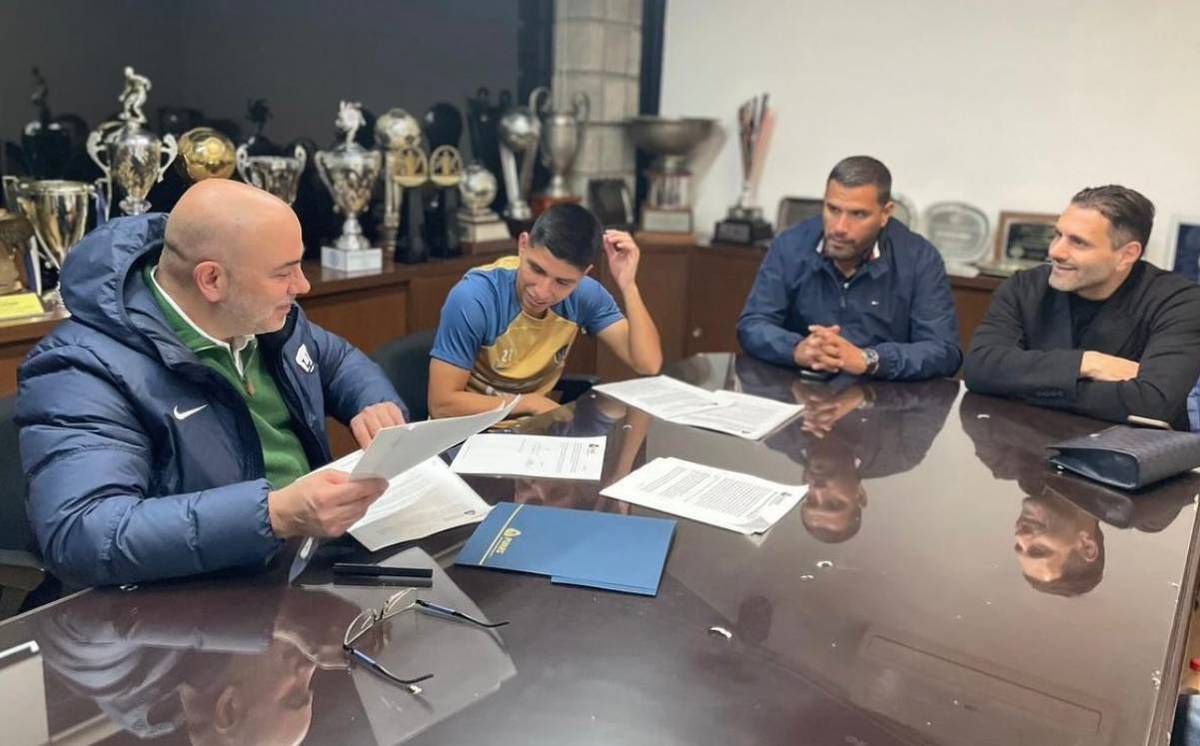 Quispe, en la firma de su contrato con Pumas (TWITTER @gianfzelaya)