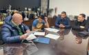 Quispe, en la firma de su contrato con Pumas (TWITTER @gianfzelaya)