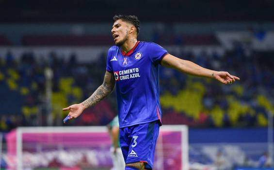 Carlos Salcedo no la está pasando bien en Cruz Azul (Foto: Imago7)