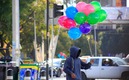 Una persona vendiendo globos para enviar carta a los Reyes Magos. (Milenio)