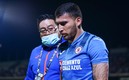 Juan Escobar salió acompañado del médico en CU. Foto: Imago7