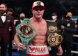 Canelo presume sus cinturones (AFP)
